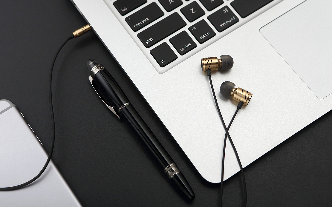 headset，luxury gold color，Digital product design，industrial design，