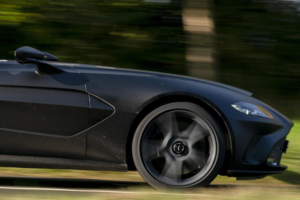 V12，Aston Martin，carbon fibre，