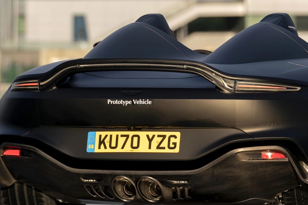 V12，Aston Martin，carbon fibre，