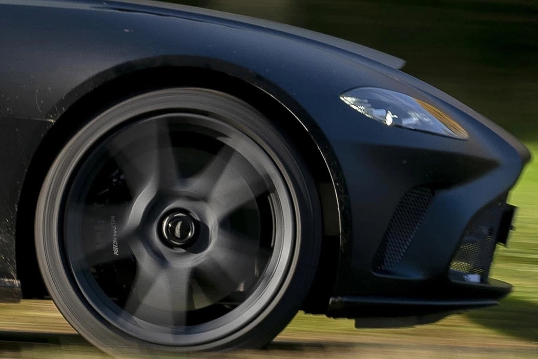V12，Aston Martin，carbon fibre，