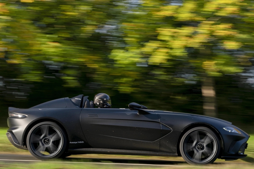 V12，Aston Martin，carbon fibre，