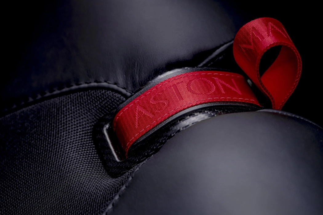 V12，Aston Martin，carbon fibre，