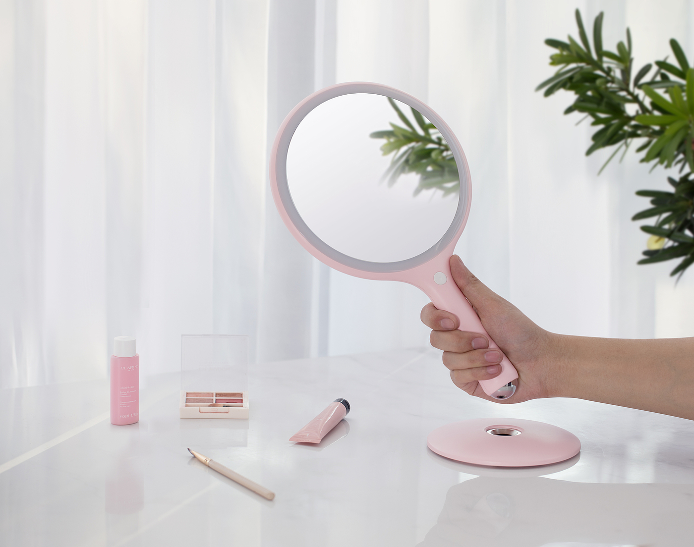 Portable cosmetic mirror，