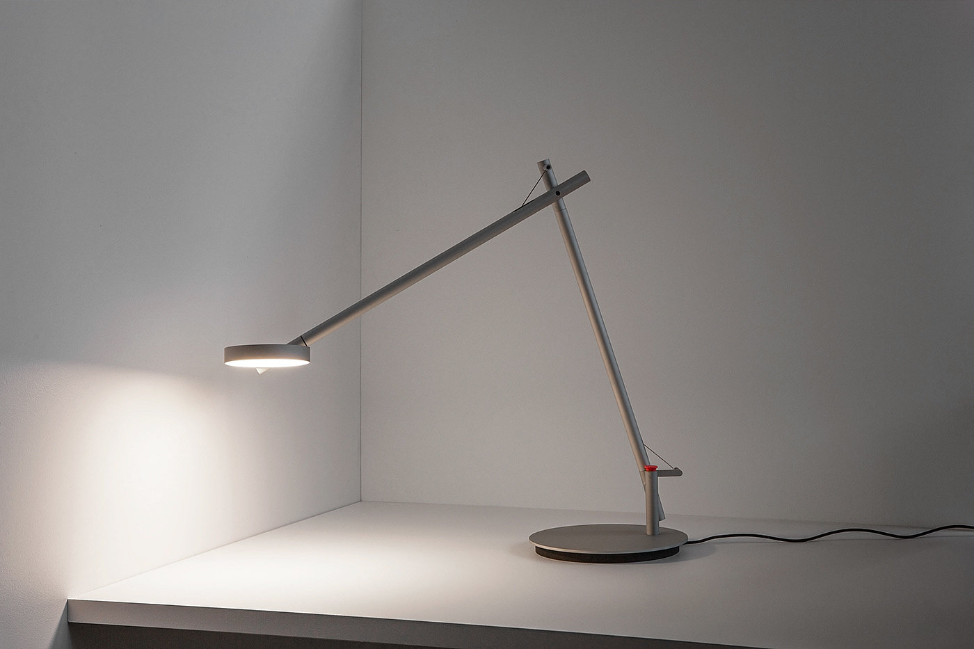 Stasis Task Lamp，台灯设计，金属，