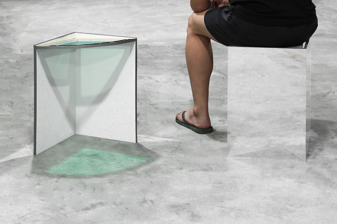 2020 red dot design concept award，stool，Levitating Stool，Mirage，Made of stainless steel plate，Mirror polishing，