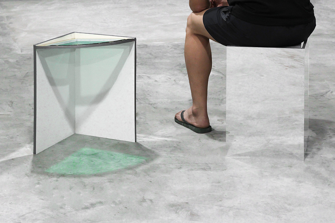 2020红点设计概念大奖，凳子，Levitating Stool，Mirage，不锈钢板制，镜面抛光，