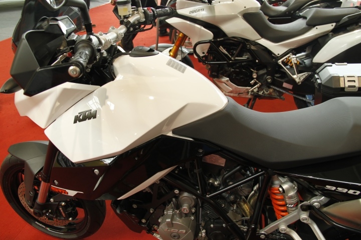 two thousand and eleven，Modified vehicle，