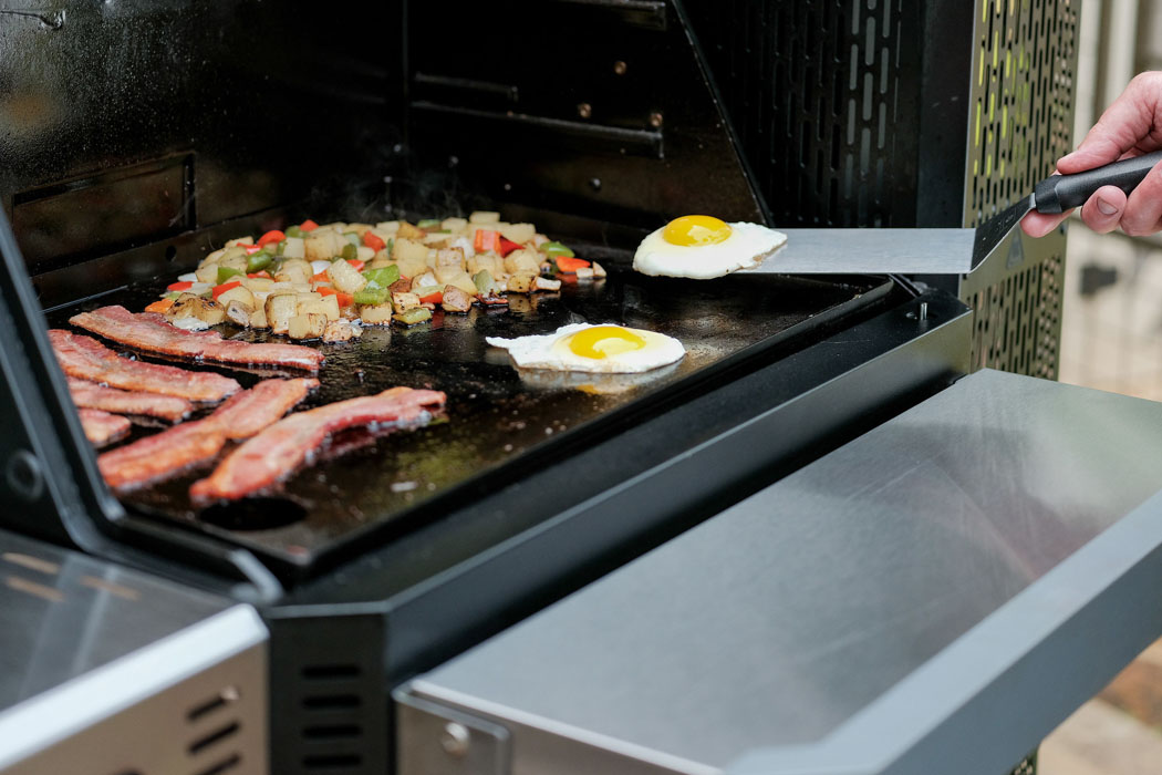 barbecue grill，charcoal，cooking，outdoors，