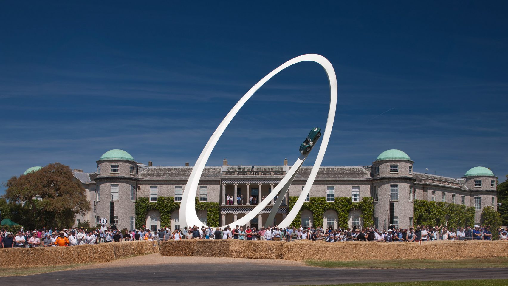 纯粹而简单的雕塑庆祝赛车嘉年华