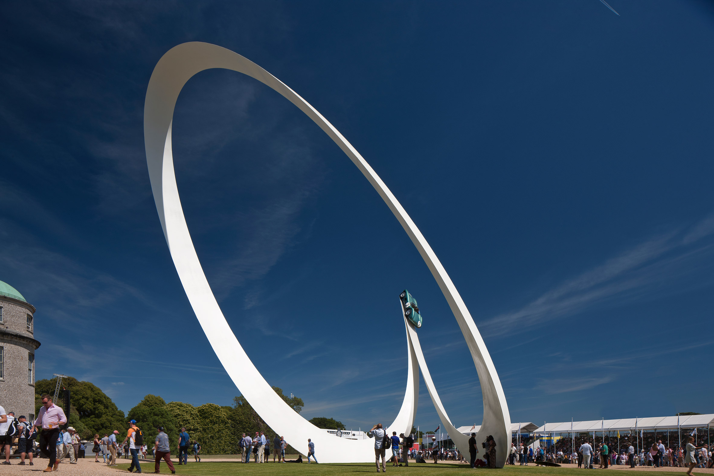 纯粹而简单的雕塑庆祝赛车嘉年华