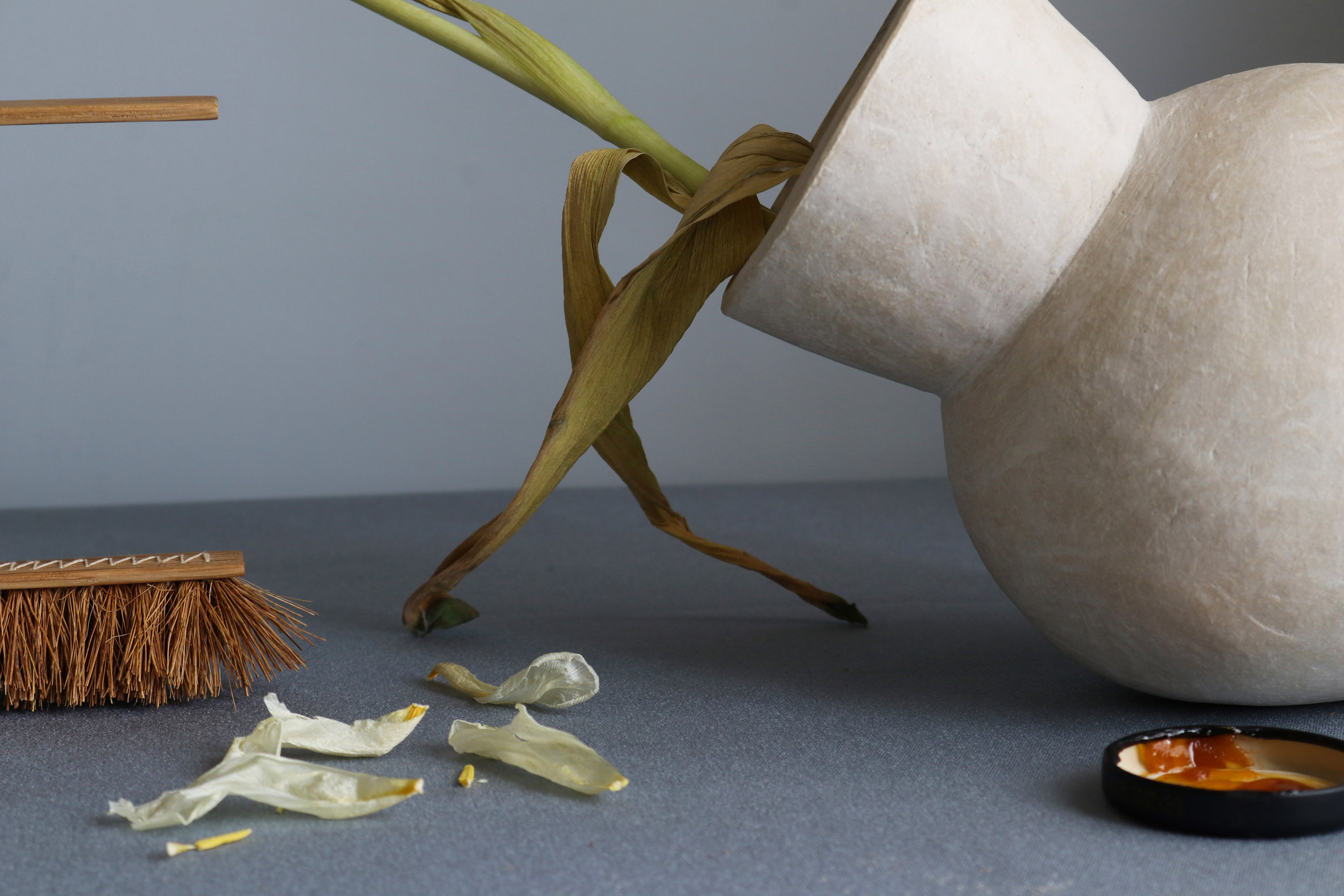 Poppy Lawman，Sculpture debris brush，Undulating handle，