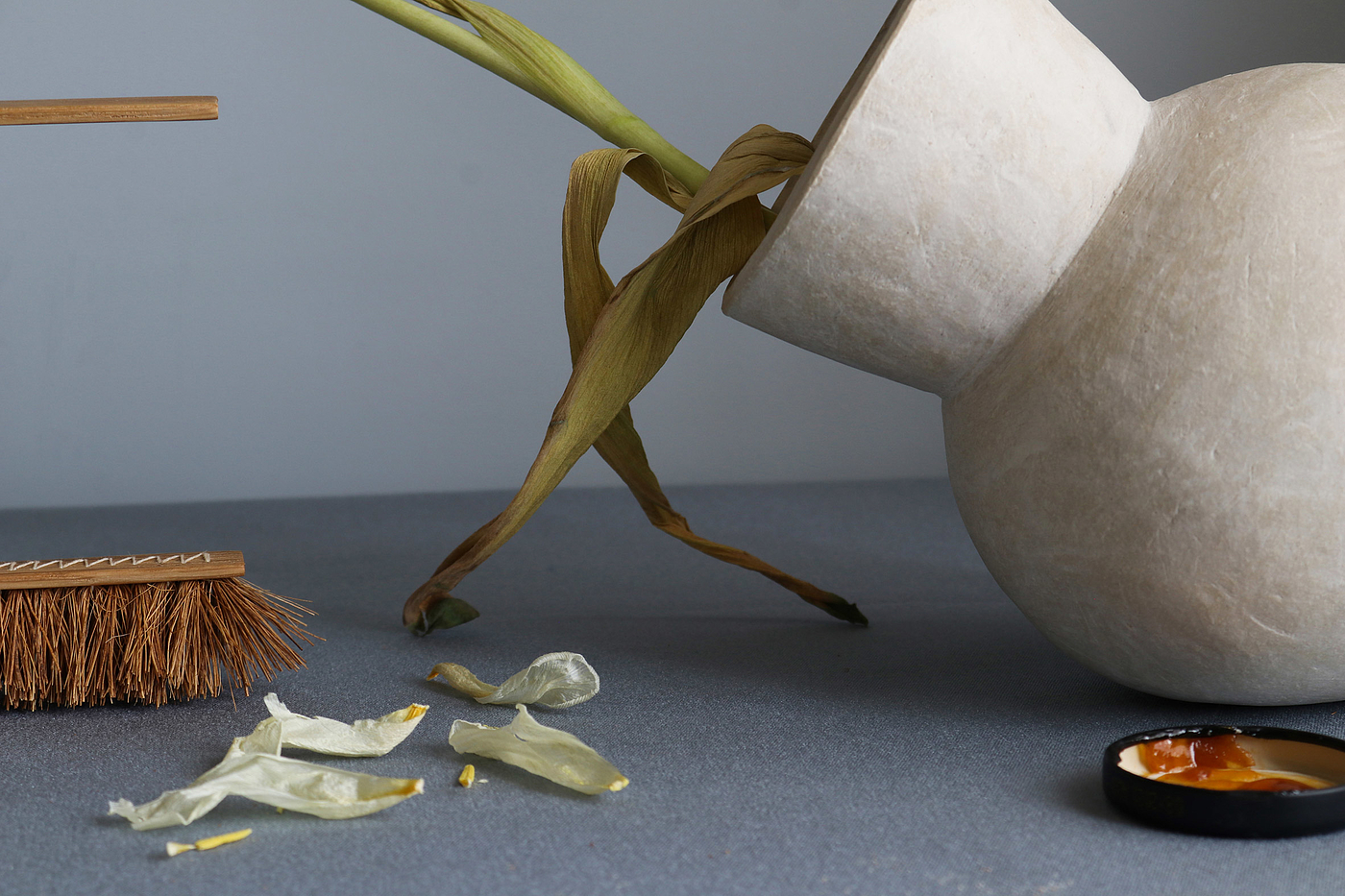 Poppy Lawman，Sculpture debris brush，Undulating handle，