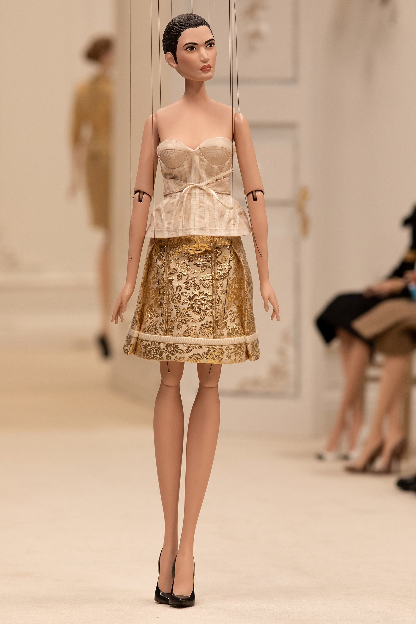 Jeremy Scott，Moschino，No Strings Attached，puppet，latest fashion，