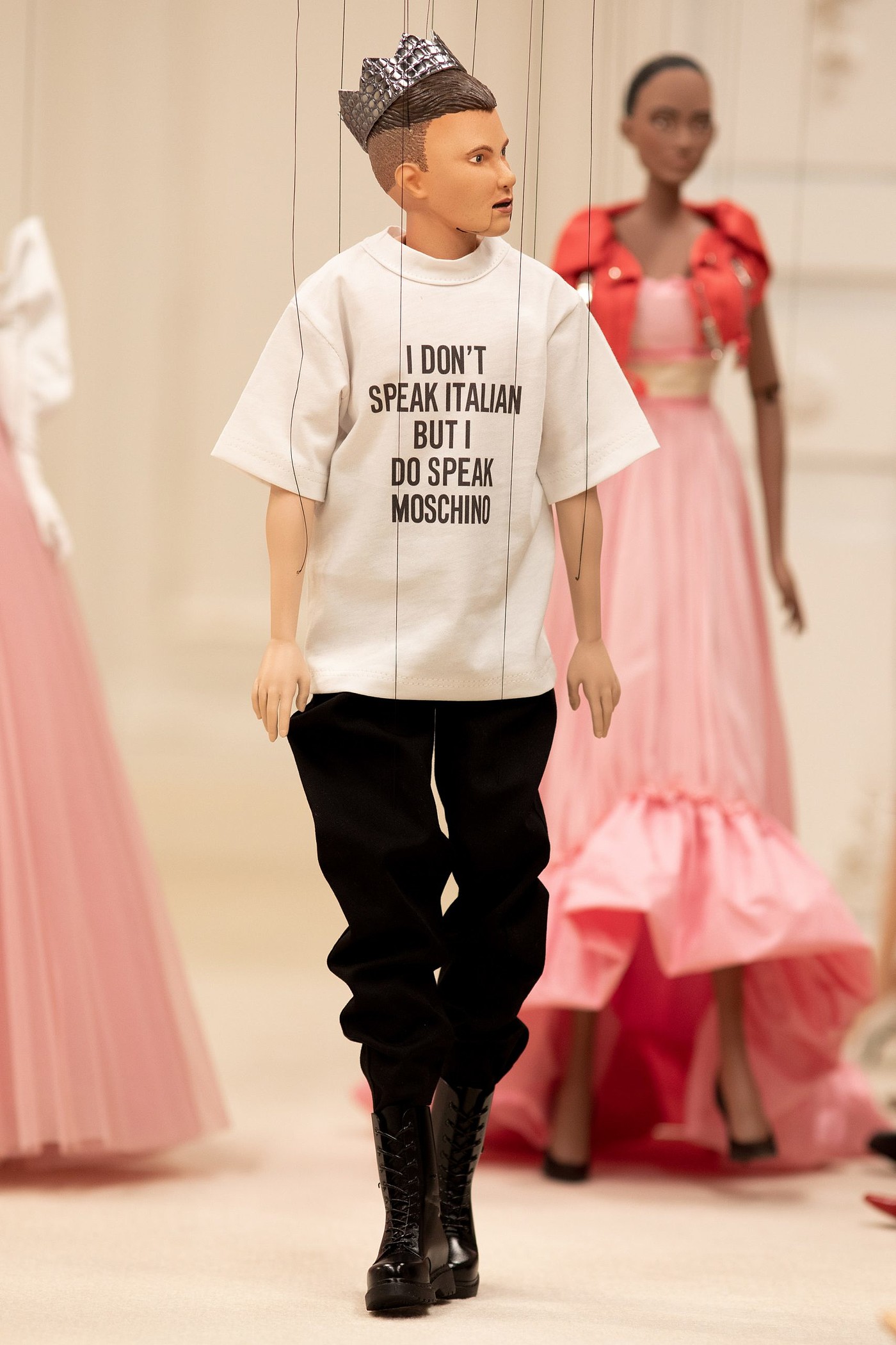 Jeremy Scott，Moschino，No Strings Attached，puppet，latest fashion，