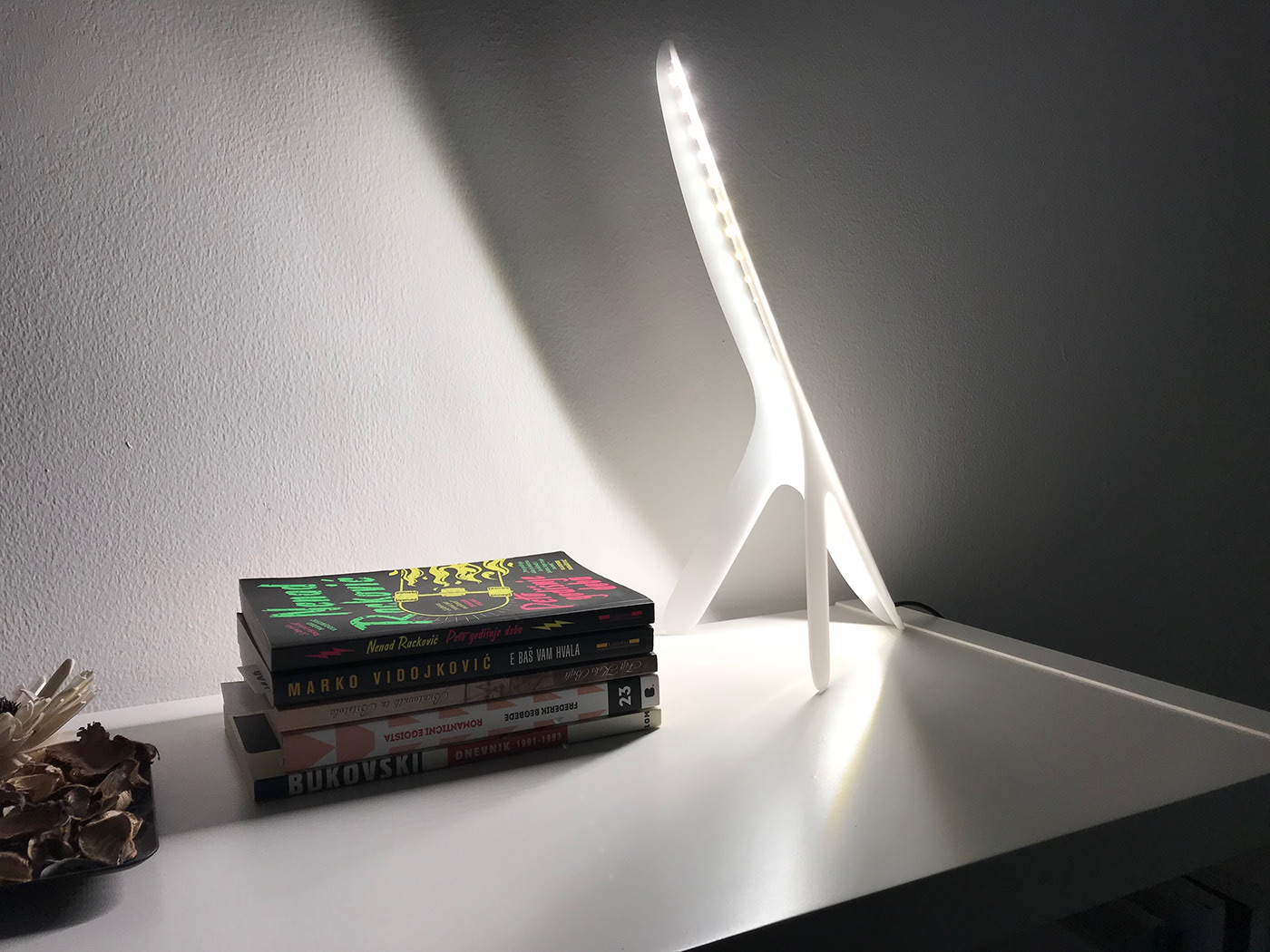 Desk lamp，Simple desk lamp，Save space，
