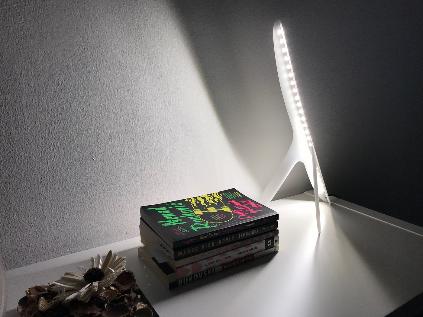 Desk lamp，Simple desk lamp，Save space，