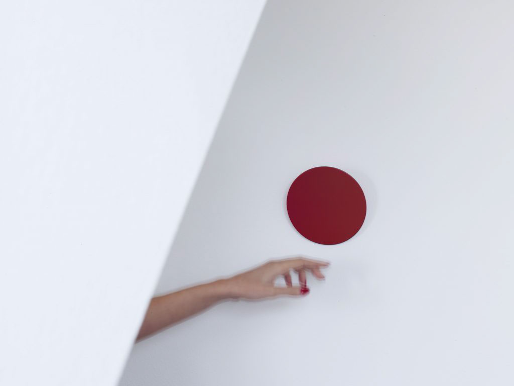 a hook，disk，hide，