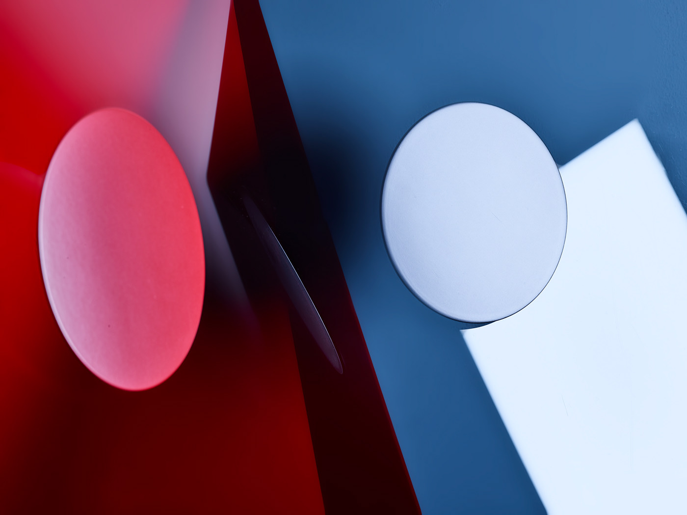 a hook，disk，hide，