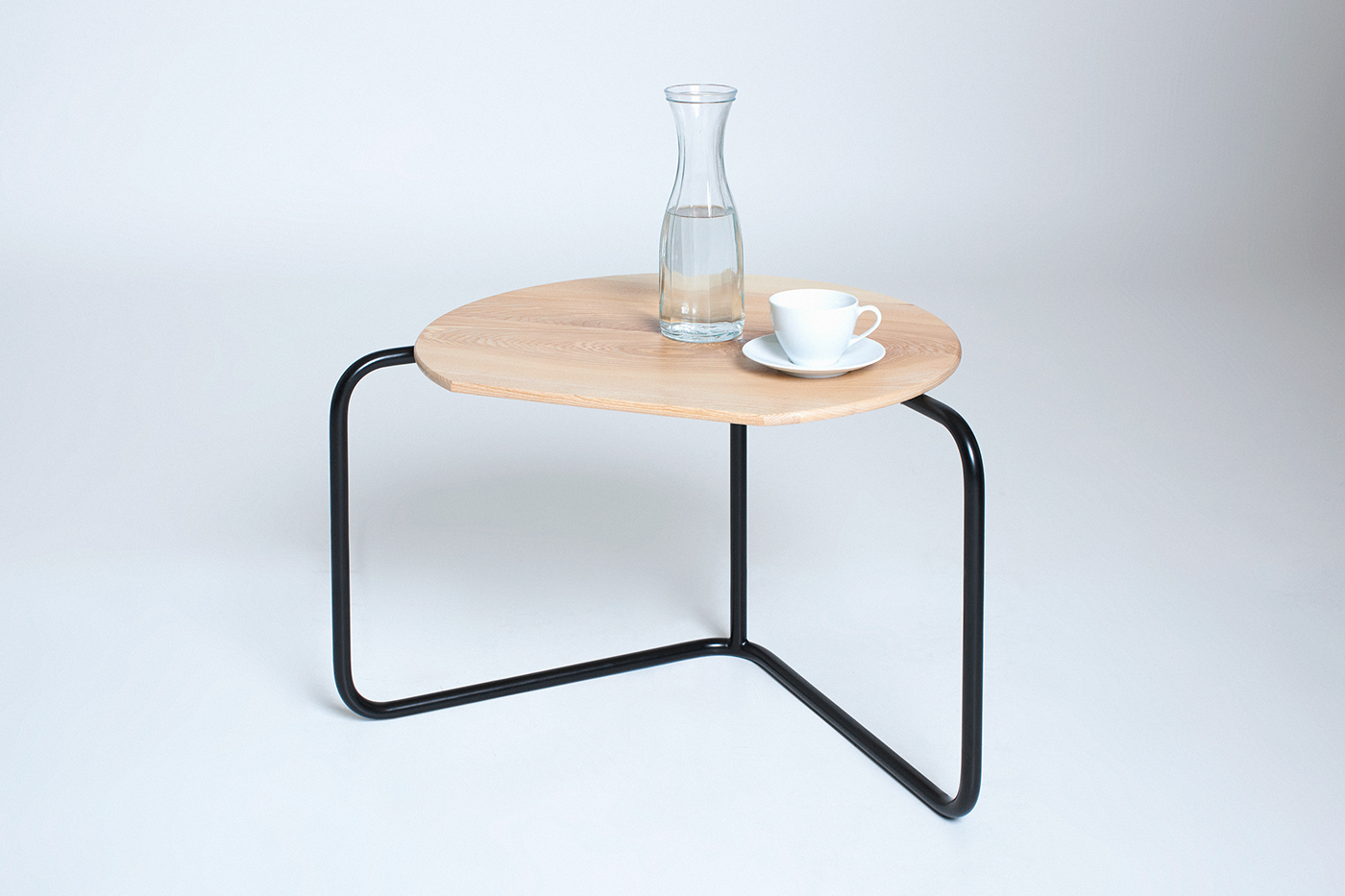钢管与白蜡木的结合小巧咖啡桌设计