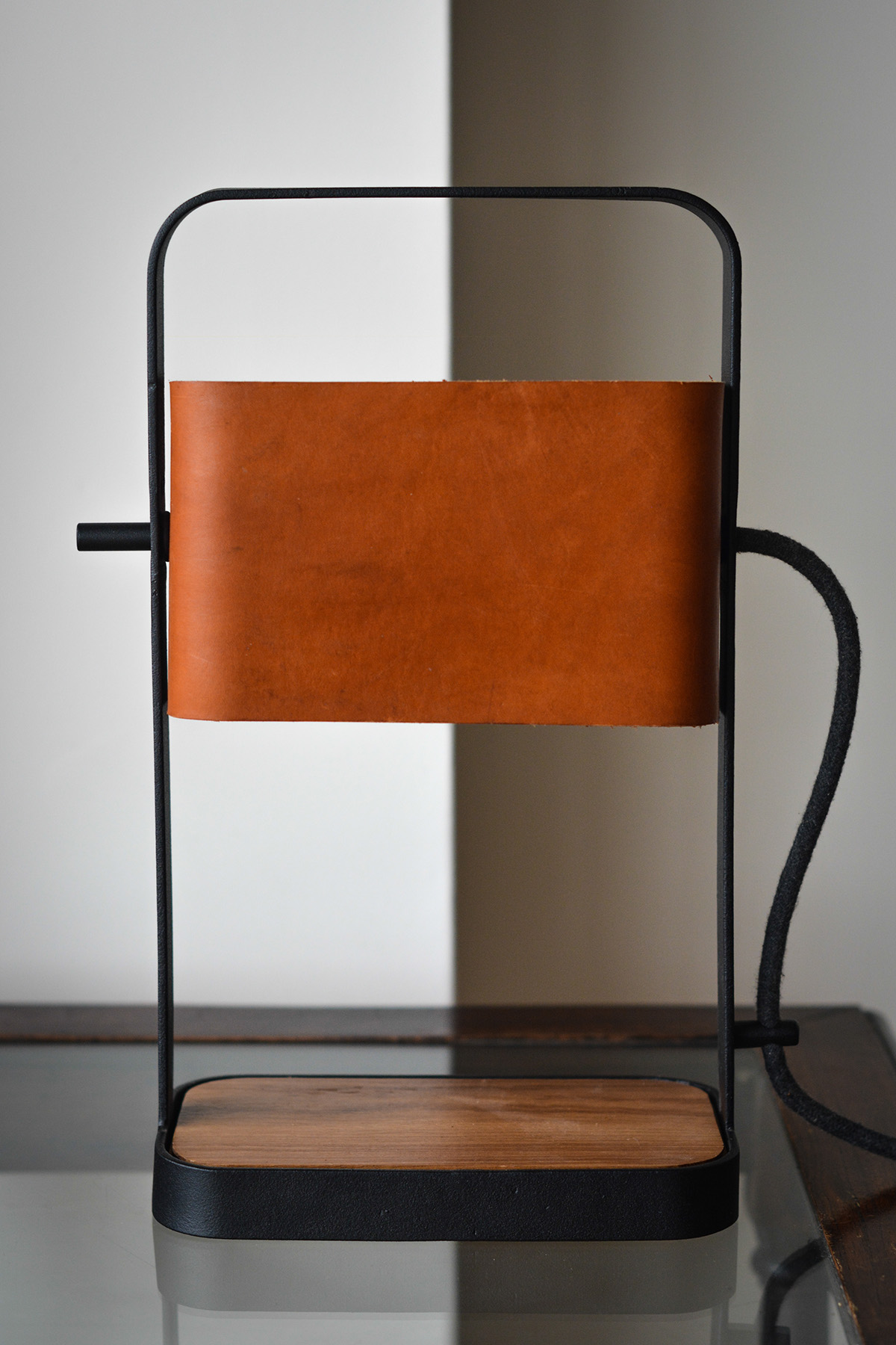 Retro style，texture of material，leather shoes，Metal，wood，Portable lamp，Desk lamp，lamps and lanterns，industrial design，