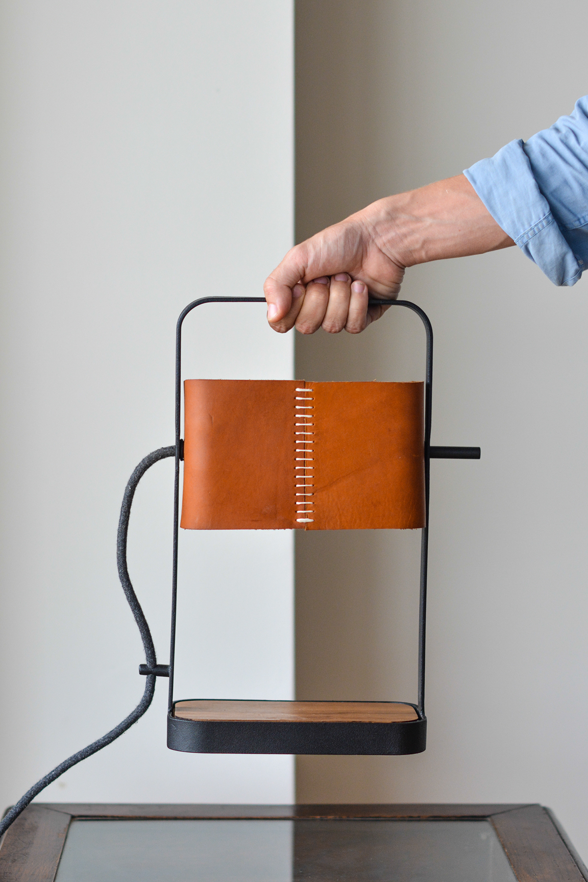 Retro style，texture of material，leather shoes，Metal，wood，Portable lamp，Desk lamp，lamps and lanterns，industrial design，