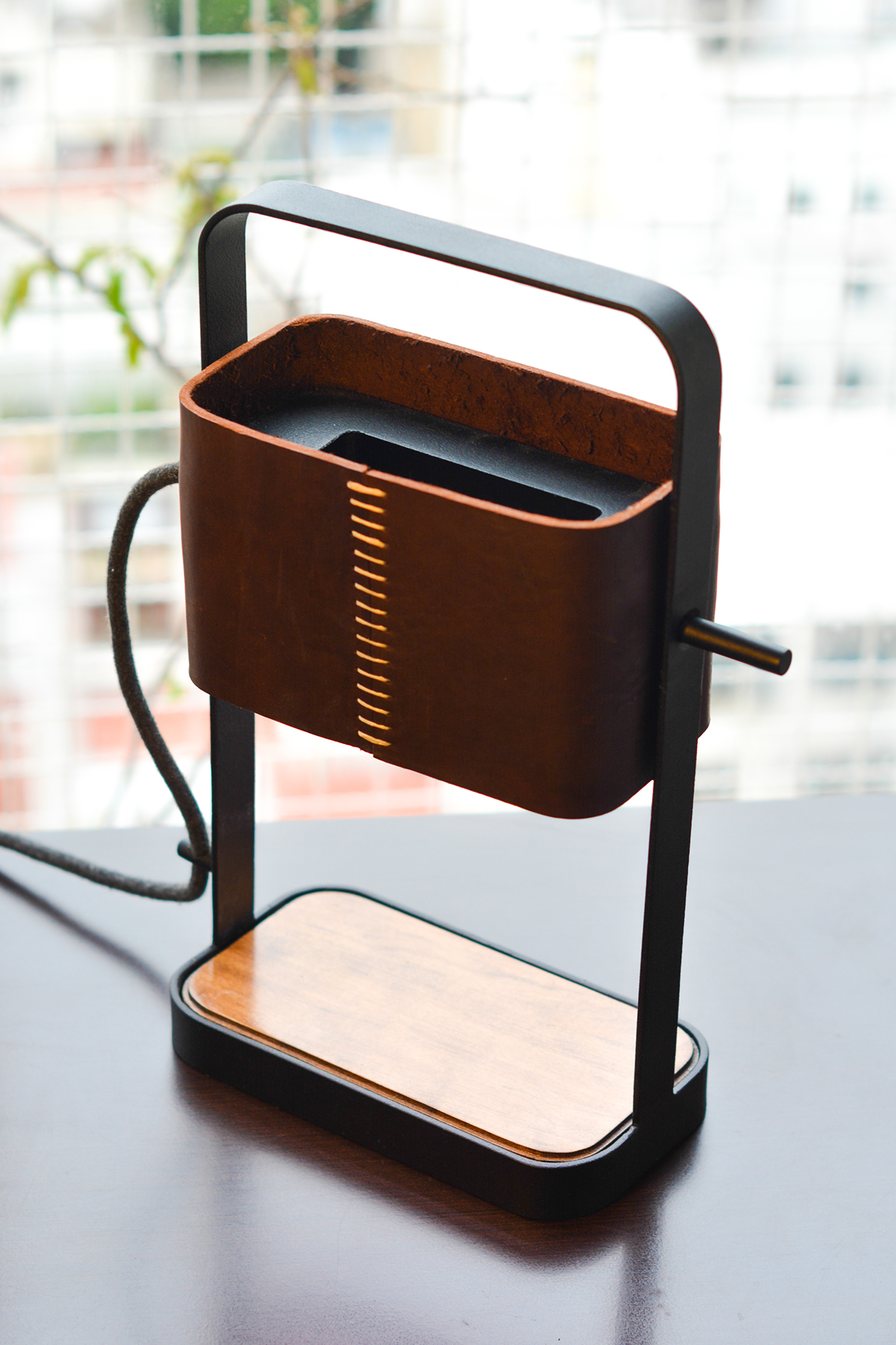 Retro style，texture of material，leather shoes，Metal，wood，Portable lamp，Desk lamp，lamps and lanterns，industrial design，