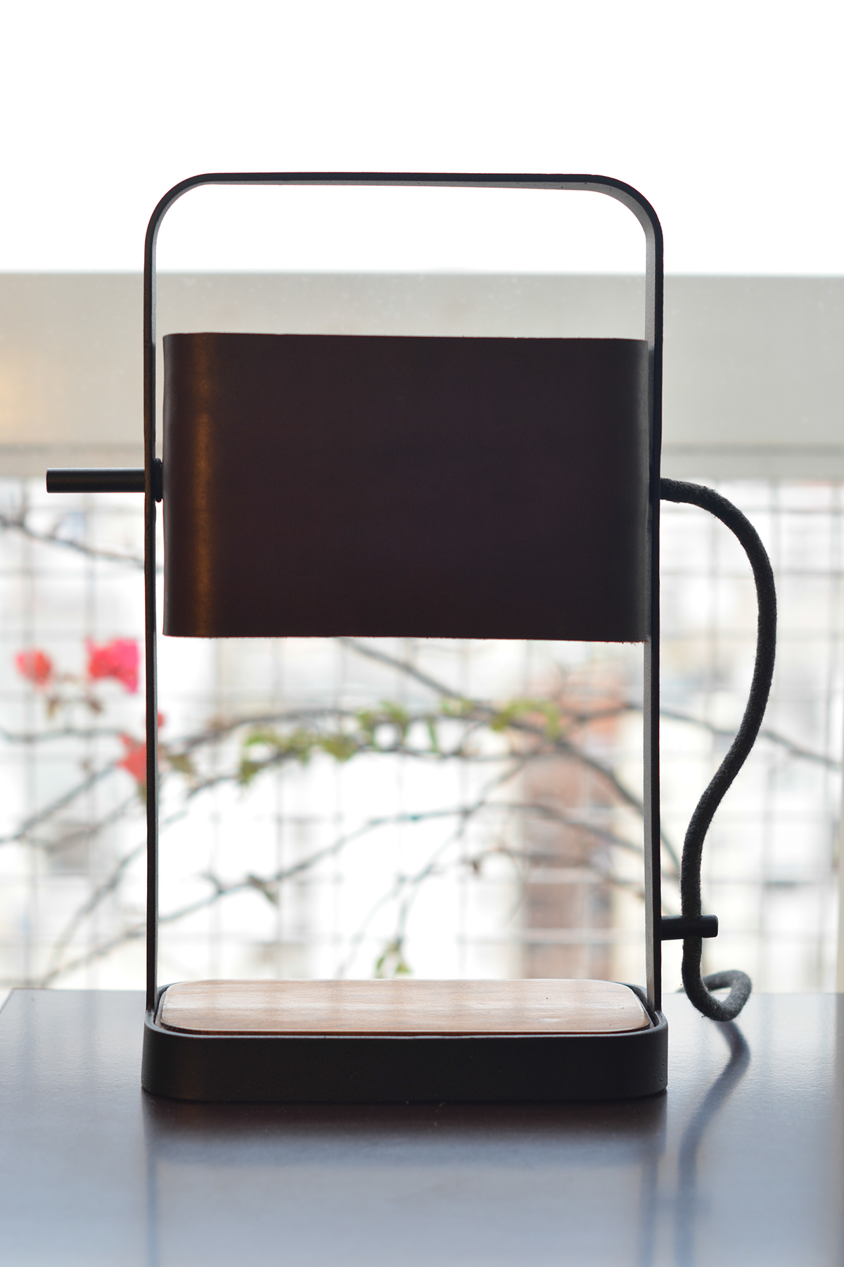 Retro style，texture of material，leather shoes，Metal，wood，Portable lamp，Desk lamp，lamps and lanterns，industrial design，