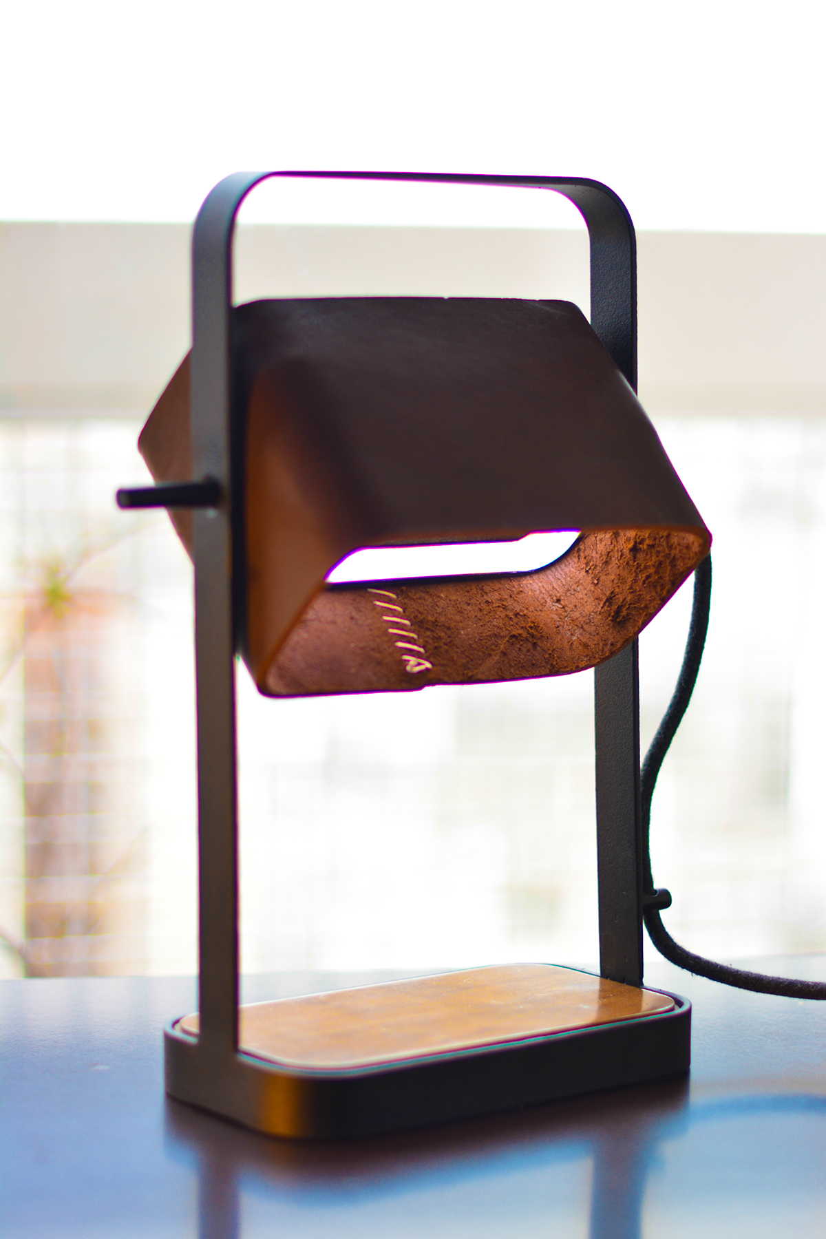 Retro style，texture of material，leather shoes，Metal，wood，Portable lamp，Desk lamp，lamps and lanterns，industrial design，