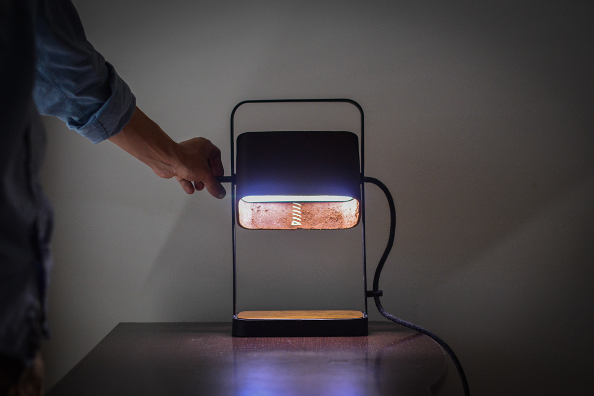 Retro style，texture of material，leather shoes，Metal，wood，Portable lamp，Desk lamp，lamps and lanterns，industrial design，