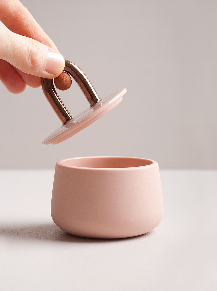 Laura Itkonen，fly，Ceramic ware，Artwork，