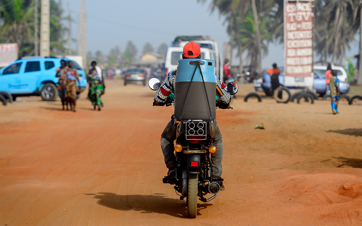 Cold chain，vacuum flask，Remote areas，Transport vaccine，Stay away from disease，Transportation Technology，Tool design，