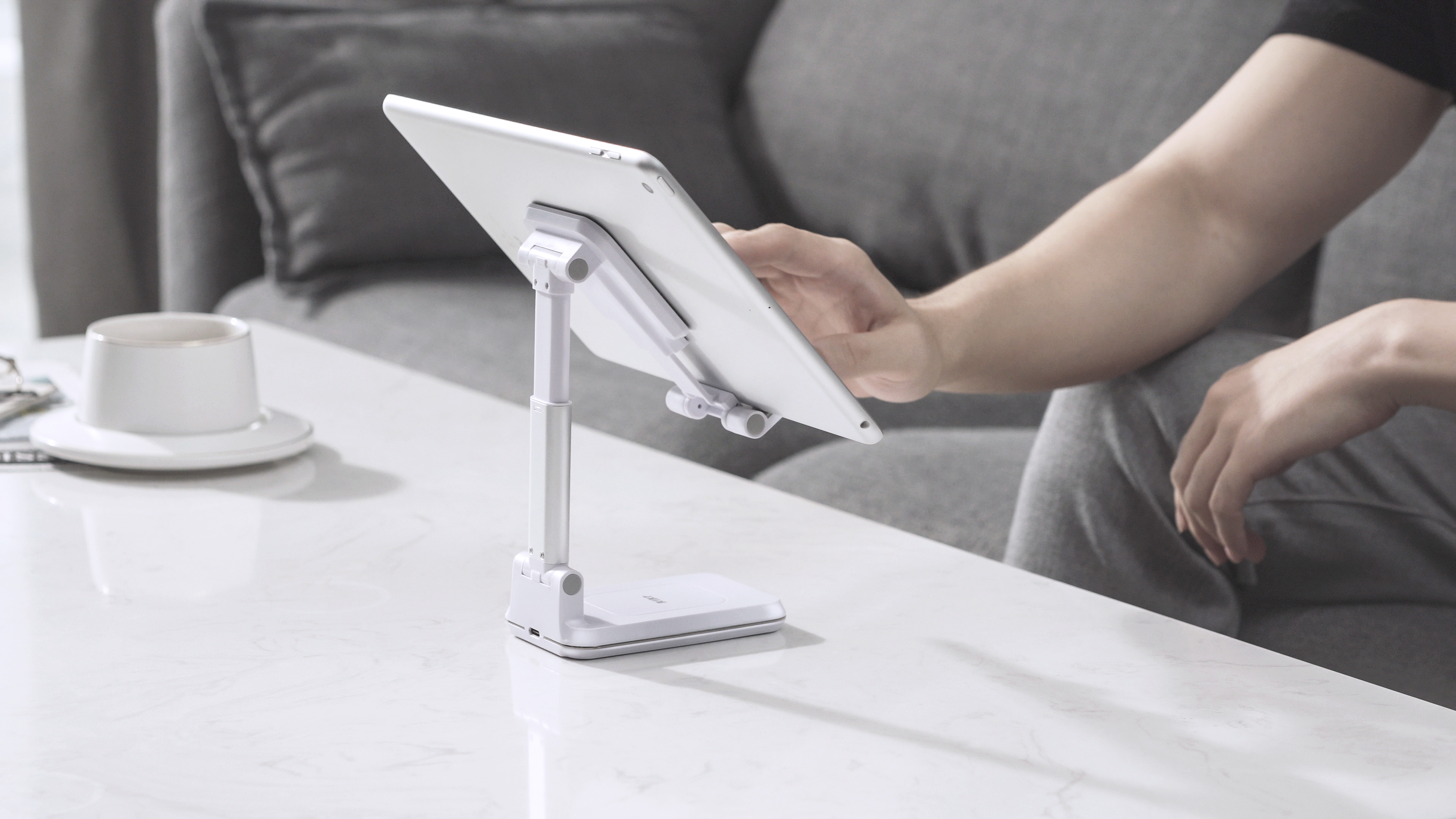 A dual wireless rechargeable foldable mobile phone bracket，