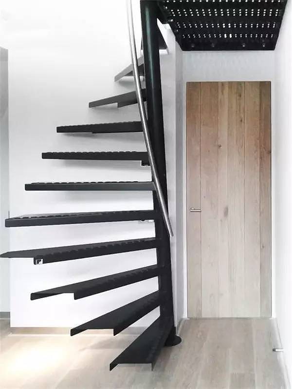 Interior design，Attic stairs，Space utilization，Material matching，
