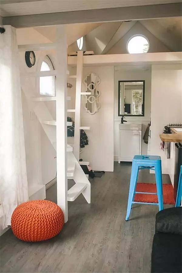 Interior design，Attic stairs，Space utilization，Material matching，