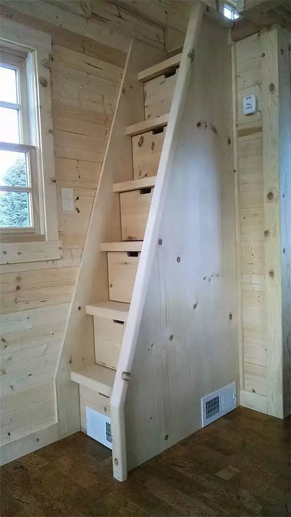 Interior design，Attic stairs，Space utilization，Material matching，