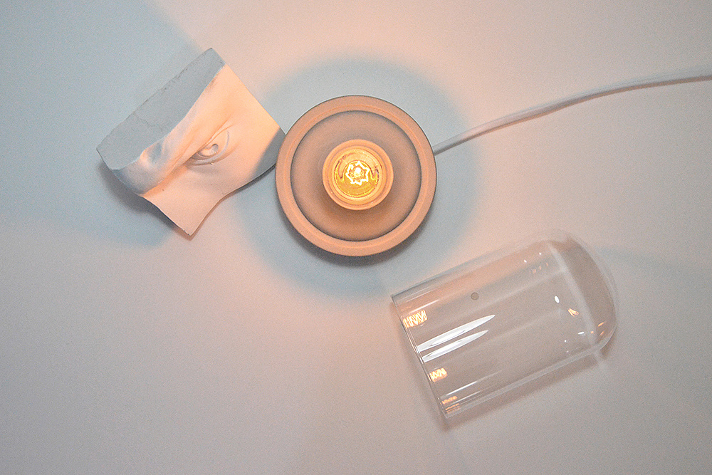 Several degrees of gray，greenhouse，desk lamp，20°c，