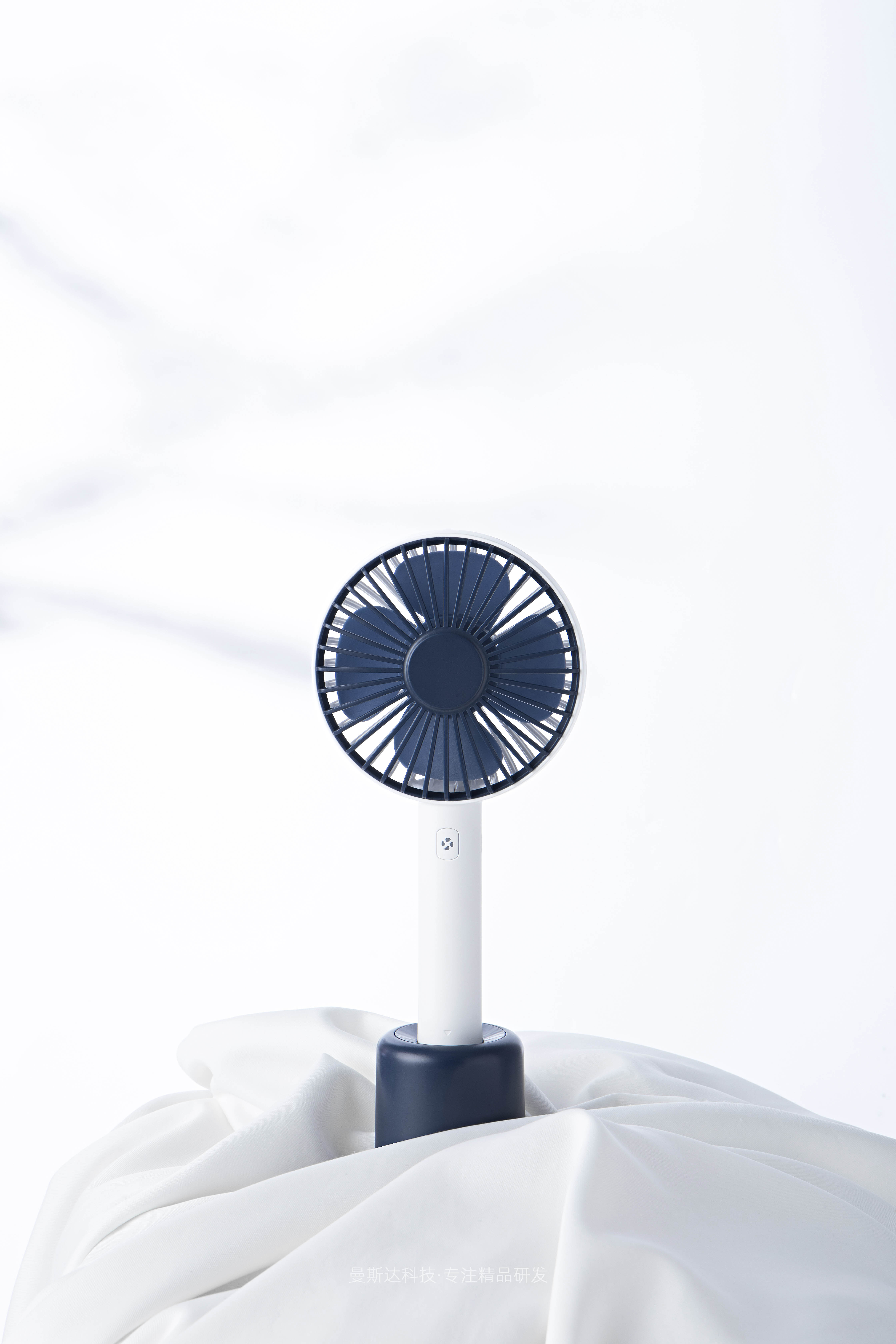 Hand held small fan，Desktop small fan，Portable handheld fan，gift，gift，Mini fan，Intelligent hardware，small home appliances，