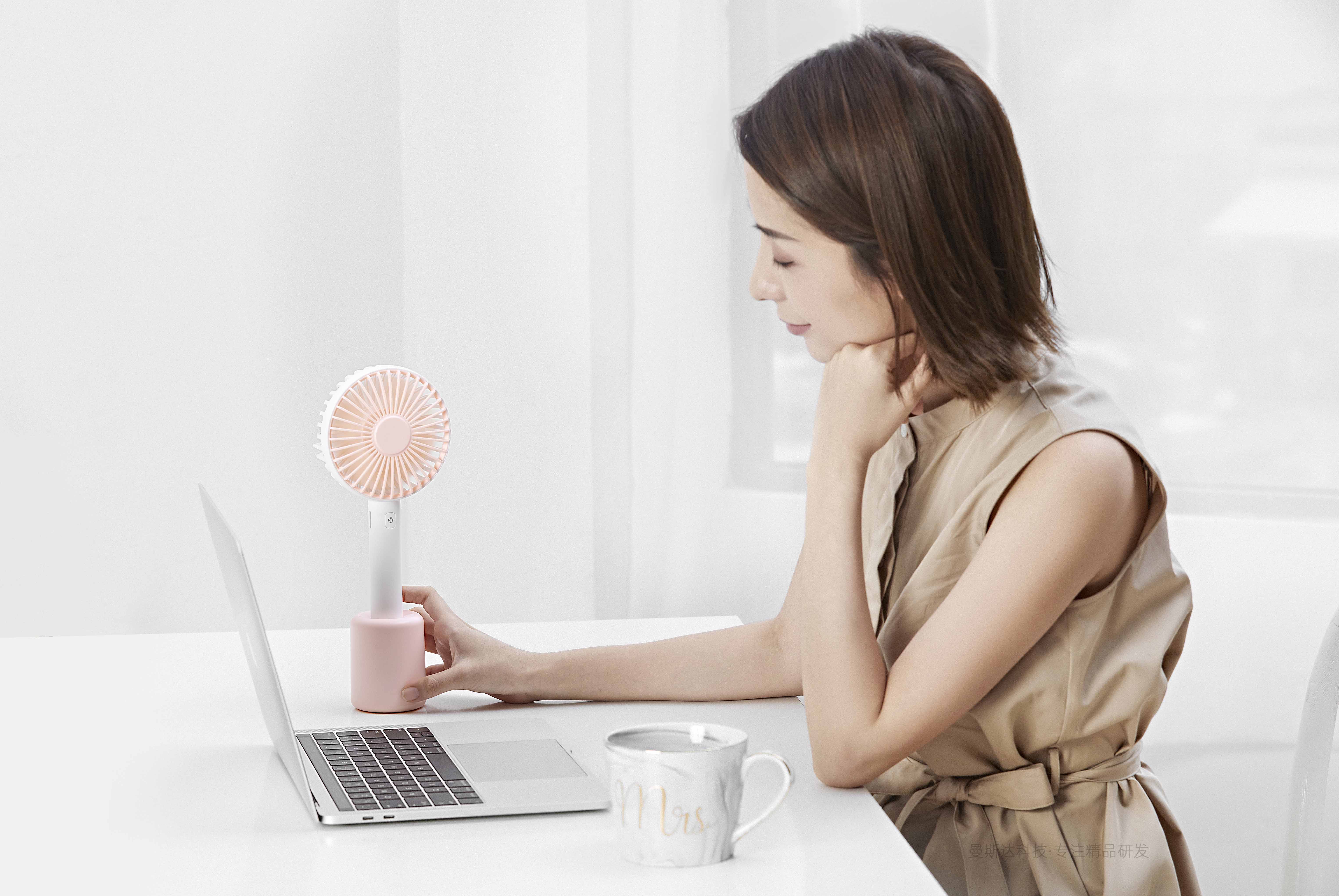 Hand held small fan，Desktop small fan，Portable handheld fan，gift，gift，Mini fan，Intelligent hardware，small home appliances，