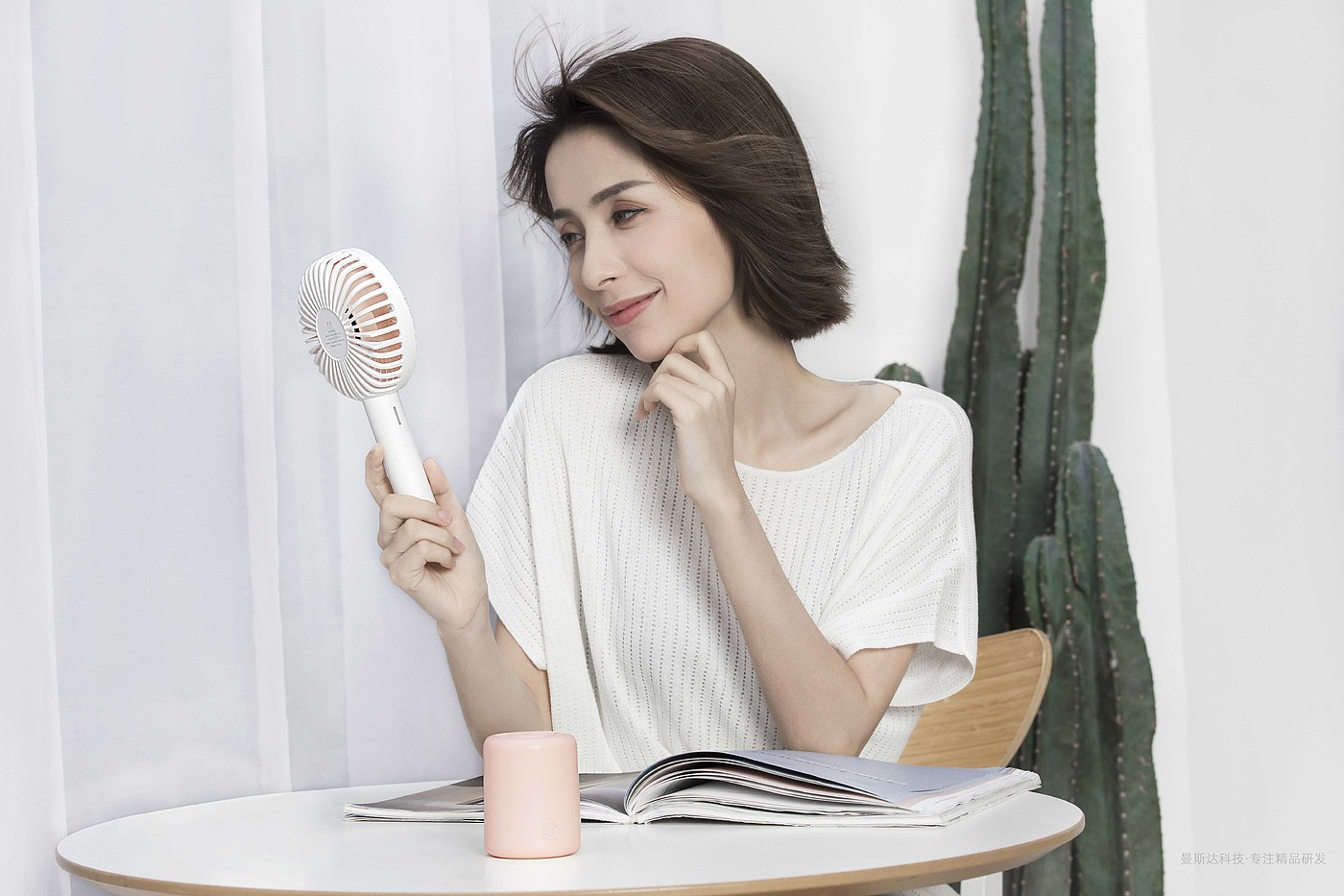 Hand held small fan，Desktop small fan，Portable handheld fan，gift，gift，Mini fan，Intelligent hardware，small home appliances，