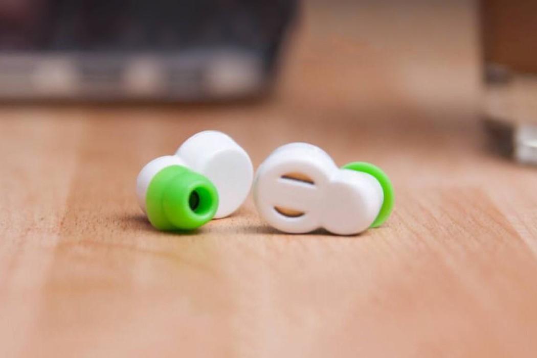 Microphone pick-up，Filtering frequency，Shielding noise，Earplugs，