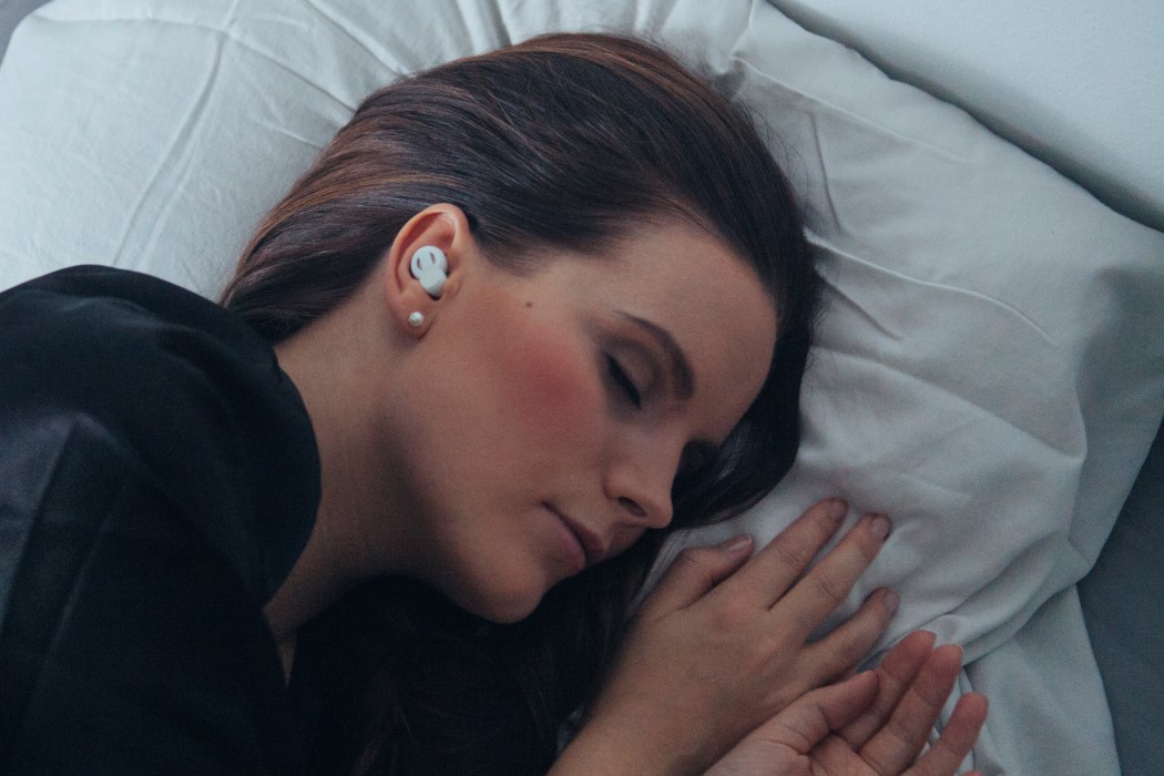 Microphone pick-up，Filtering frequency，Shielding noise，Earplugs，