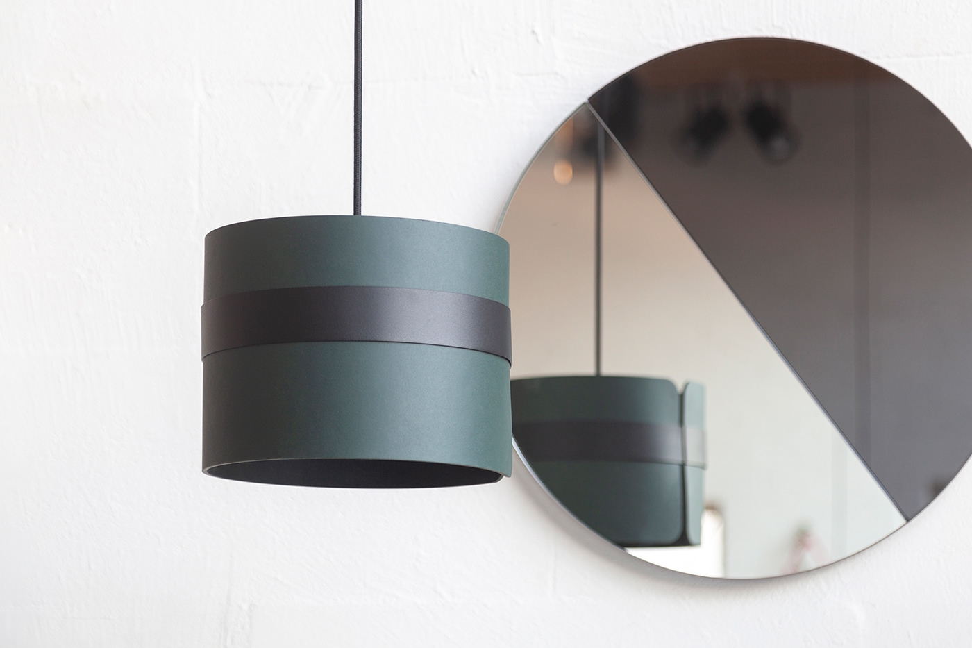 a chandelier，asphalt felt，aluminium，