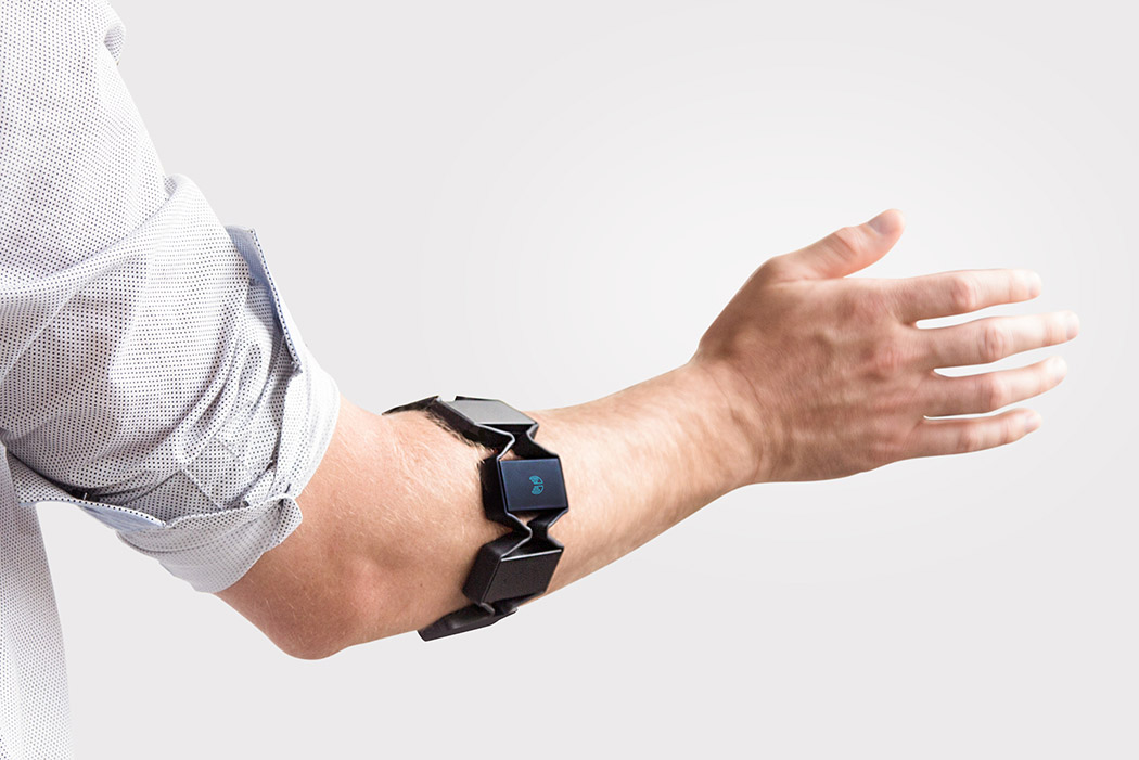 Gesture control，wearable devices ，Sense of science and technology，Read muscle movements，Action mapping，