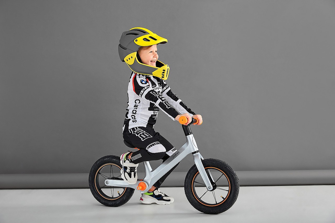 Children's outdoor competitive scooter S1，
