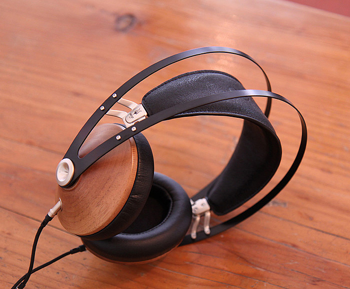 头戴式耳机，皮革，金属，音质，高低音，