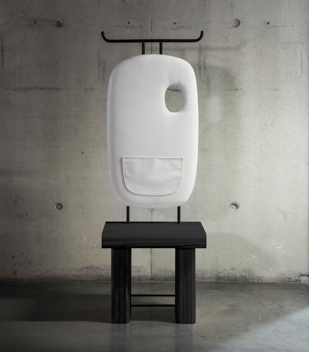 chair，circular hole，hole，coat hanger，