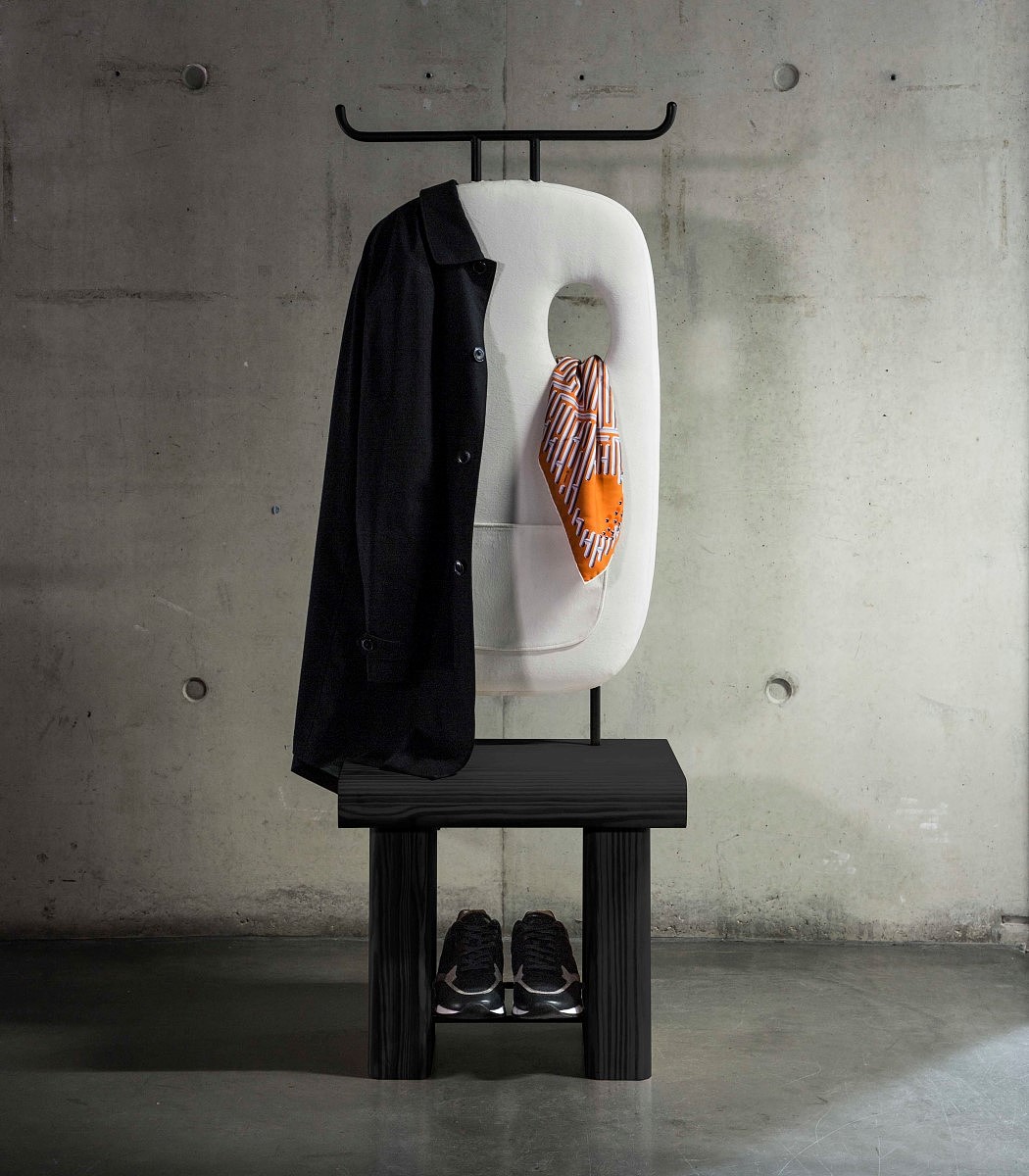 chair，circular hole，hole，coat hanger，