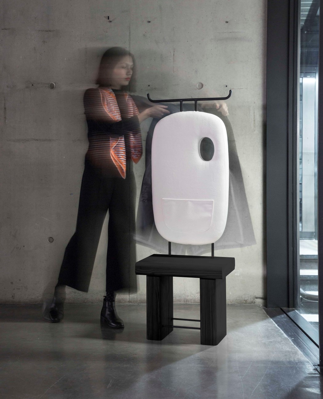 chair，circular hole，hole，coat hanger，