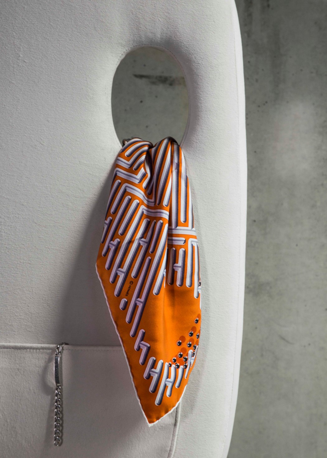 chair，circular hole，hole，coat hanger，