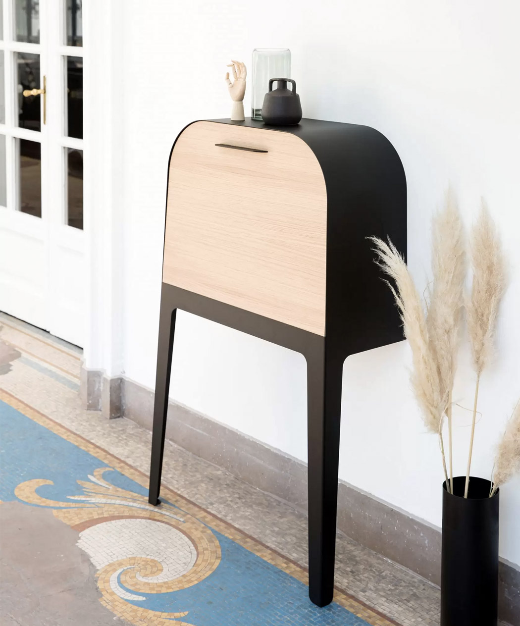 to work in an office，Table，wooden ，practical，